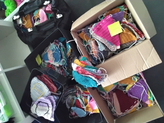 Gehaakte vlaggetjes bij de Tas vanwege 60 jaar Biddinghuizen