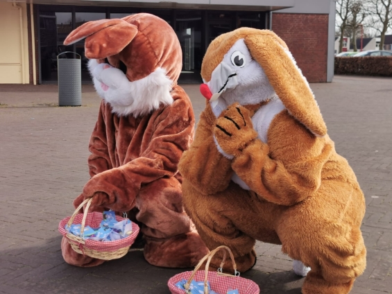 Feestelijk paaseieren zoeken op tweede paasdag Feestelijk paaseieren zoeken op tweede paasdag