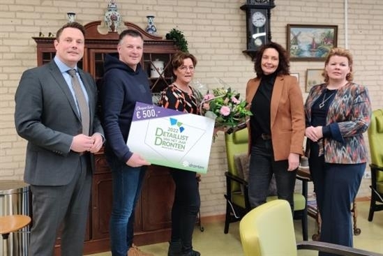 Klamer Fietsen en Mooiwater reiken cheques uit Klamer Fietsen en Mooiwater reiken cheques uit