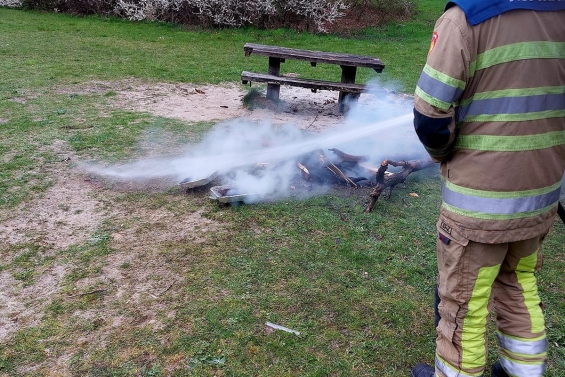 Brandweer Biddinghuizen blust buitenbrand bij Spijkvijver Brandweer Biddinghuizen blust buitenbrand bij Spijkvijver