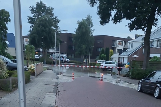 Waterleidingbreuk zorgt voor wateroverlast Het Erf Waterleidingbreuk zorgt voor wateroverlast Het Erf