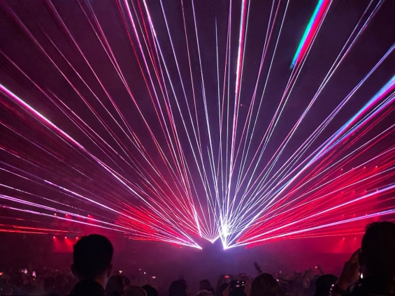 Muzikale verschuiving op Lowlands: Techno DJ Charlotte de Witte schittert als afsluiter Muzikale verschuiving op Lowlands: Techno DJ Charlotte de Witte schittert als afsluiter