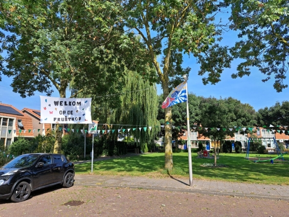Fruithof viert 60-jarig bestaan van Biddinghuizen met straatversiering