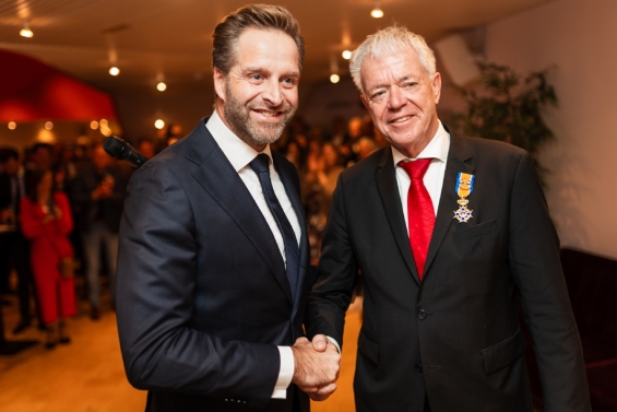 Koninklijke Onderscheiding voor Leen Verbeek bij afscheid Koninklijke Onderscheiding voor Leen Verbeek bij afscheid