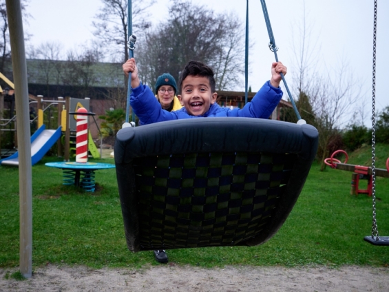Kinderen noodopvang vermaken zich in Beleeftuin