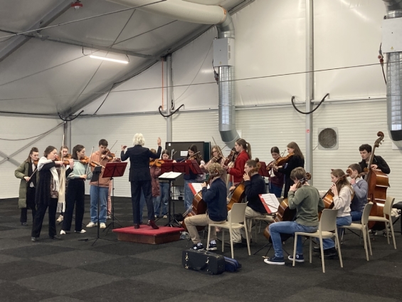 Vluchtelingen Noodopvang Walibi genieten van Britten Jeugd Strijkorkest Vluchtelingen Noodopvang Walibi genieten van Britten Jeugd Strijkorkest