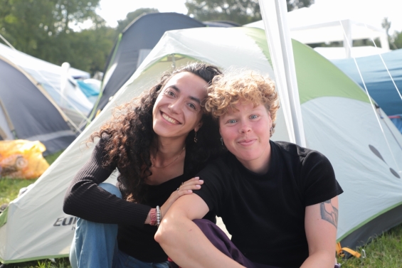 Toevallige ontmoetingen maken festivals uniek: besties forever