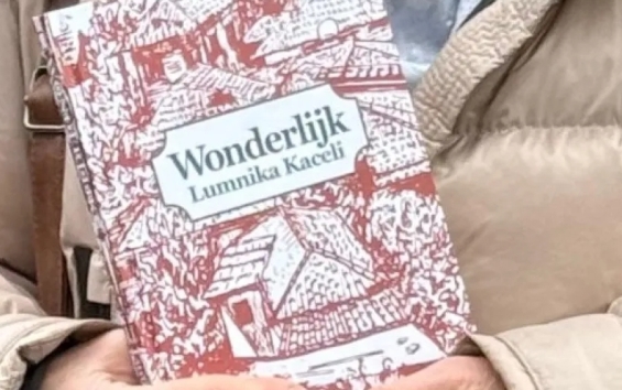 Lumnika Triest-Kaceli presenteert haar eerste boek Lumnika Triest-Kaceli presenteert haar eerste boek