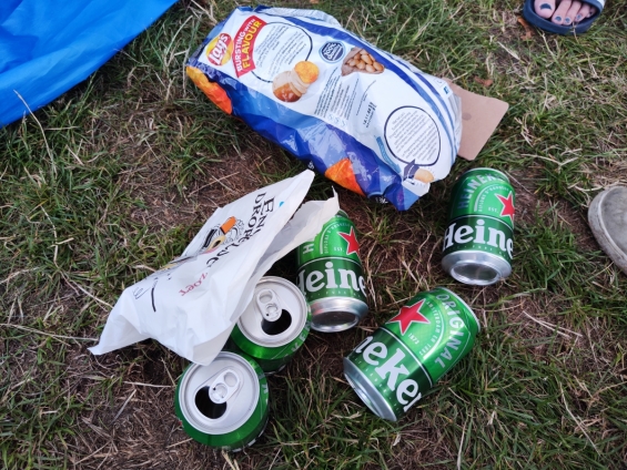 Tonnen afval opruimen na Defqon.1