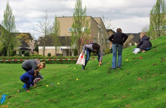 Paaseieren zoeken in het Dorpsbos Paaseieren zoeken in het Dorpsbos