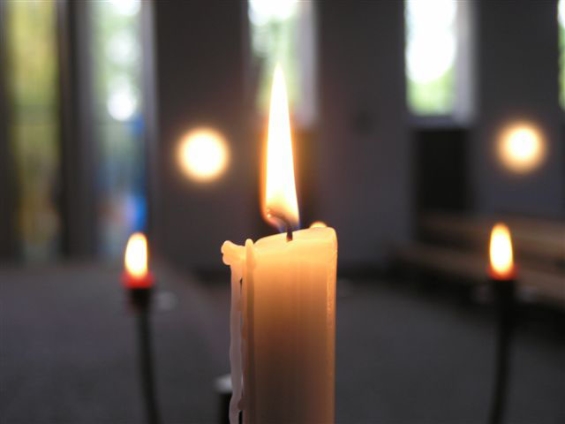 Samen zingen en bezinnen tijdens Taizé-viering Samen zingen en bezinnen tijdens Taizé-viering