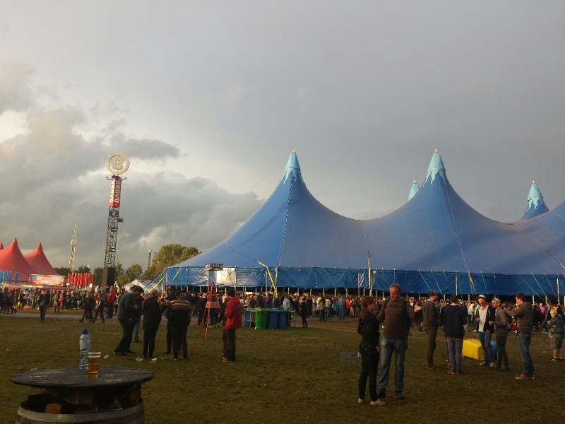 Lowlands zondag: Laveren tussen bui en band